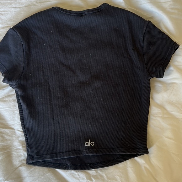 Alo Ribbed Crop T-Shirt - Picture 3 of 3
